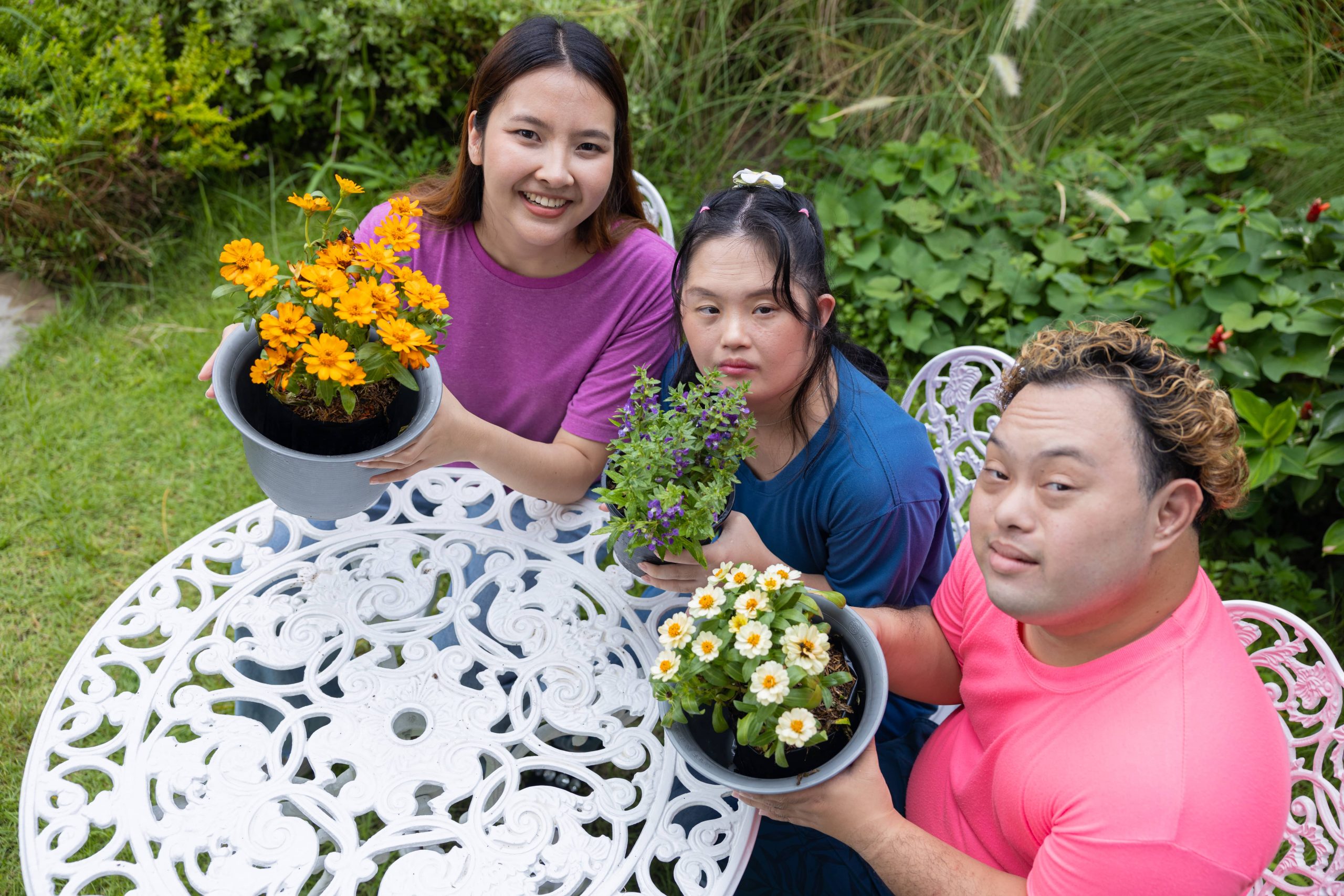 Erstellen Sie Ihre eigenen individuell bemalten Gartenblumentöpfe